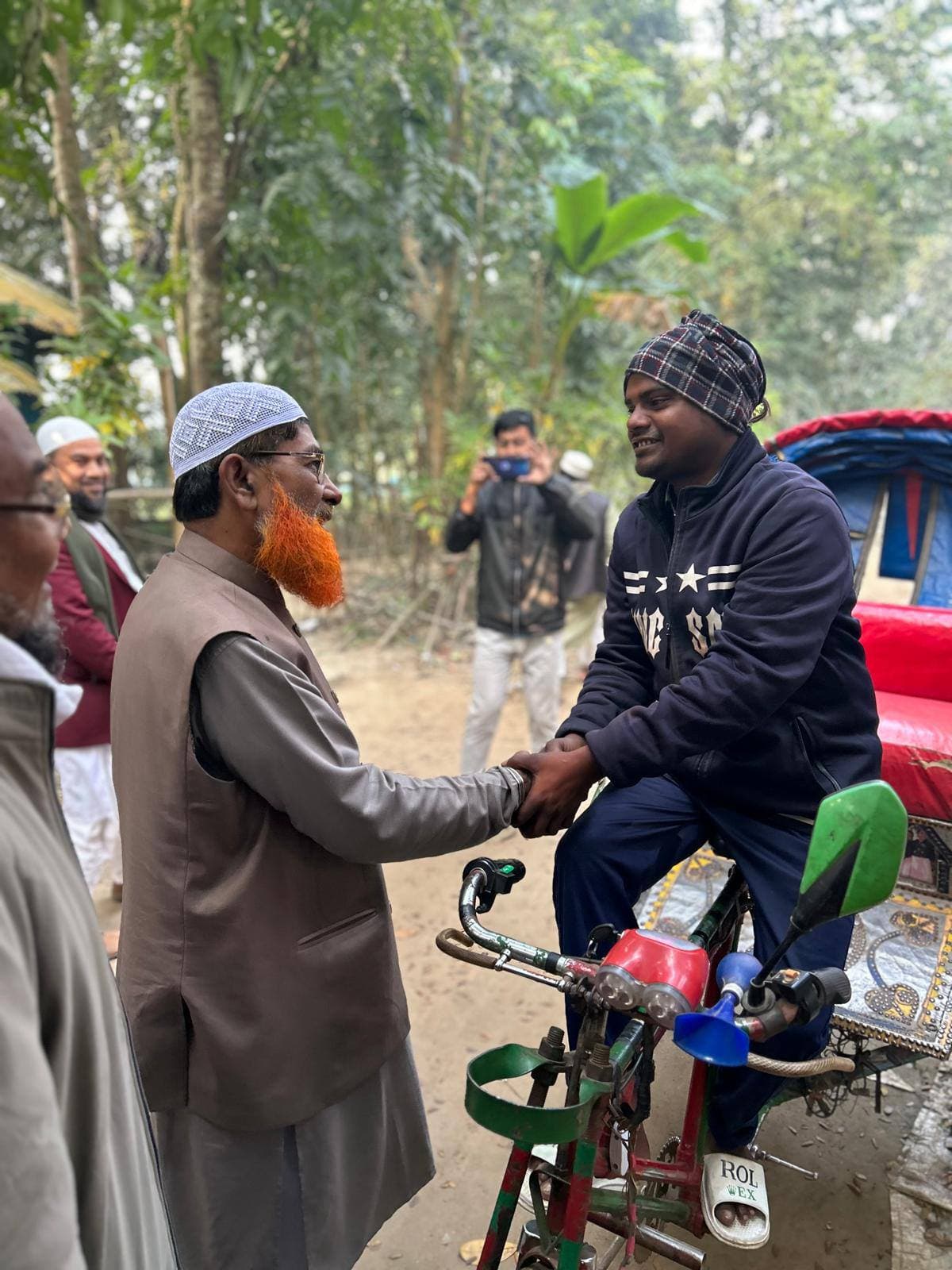 একজন রিকশা শ্রমিকের সঙ্গে কুশল বিনিময় করছেন বিল্লাল হোসেন মিয়াজী
