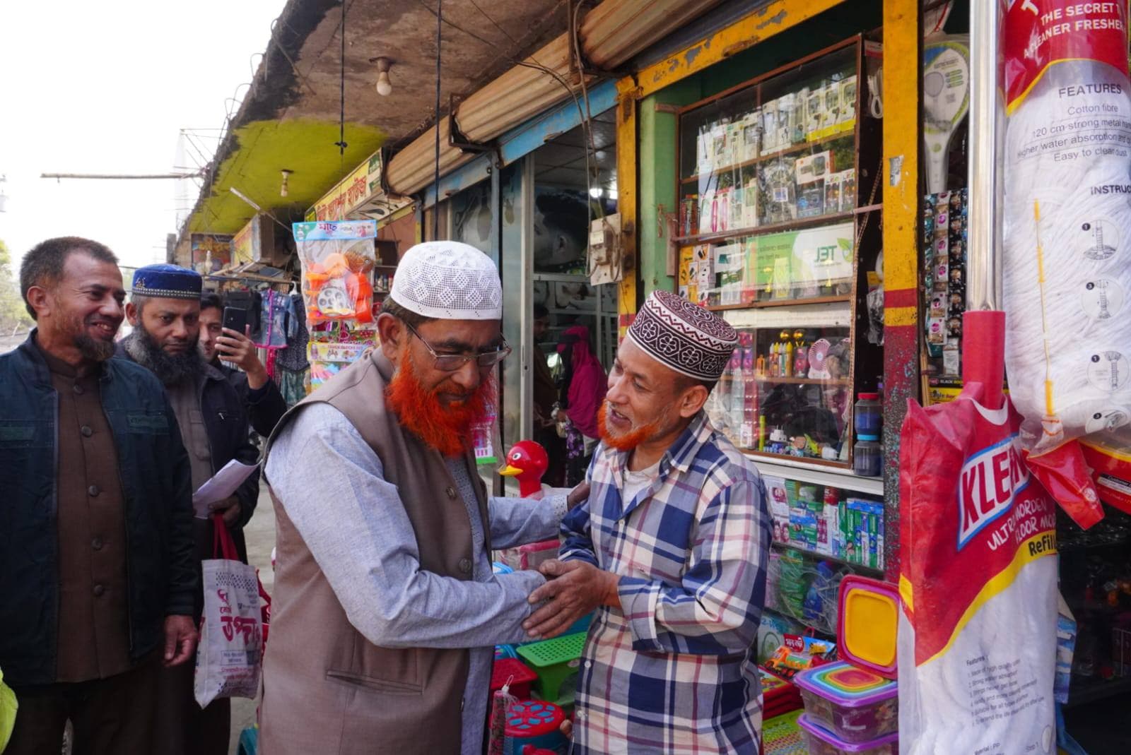 খেঁটে খাওয়া মানুষদের সঙ্গে কুশল বিনিময়